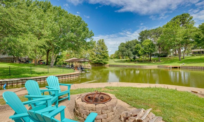 Tool House | Deck, Grill and Fire Pit Waterfront Texas Retreat