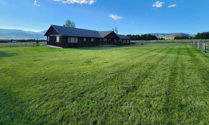 Livingston House | Deep Creek Bench · Luxury Vacation Home, views and wildlife!