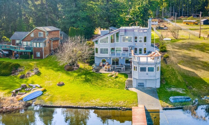 Clinton House | Deer Lake Shores