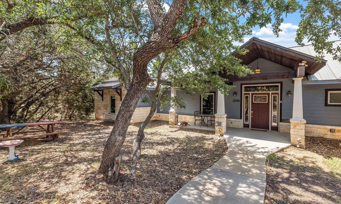 Austin House | Deer oh Deer! A Charming 4-bedroom house with WiFi, AC close to Dripping Springs
