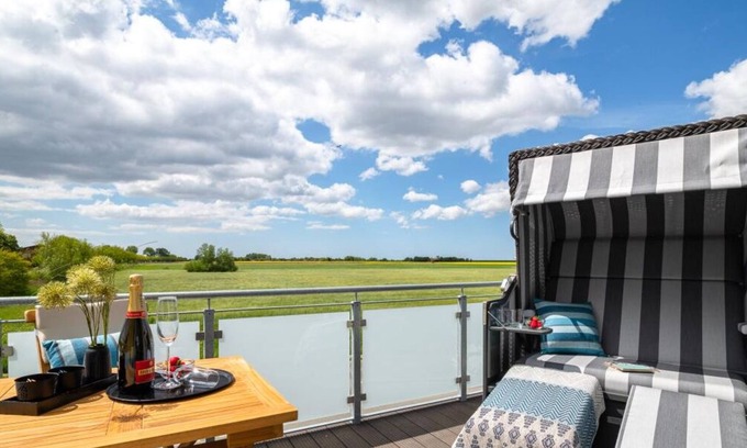 Westerdeichstrich Apartment | Deichblick - balcony with beach chair, 2 bedrooms, shower