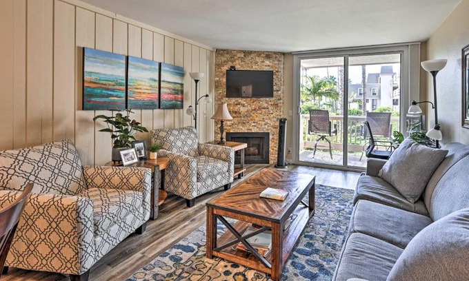 Townsite Apartment | Deja Blue Oceanside Condo on Beach with Pools!