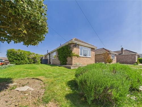 Bishop's Cleeve House | Delabere Road Bishops Cleeve Free Parking WiFi