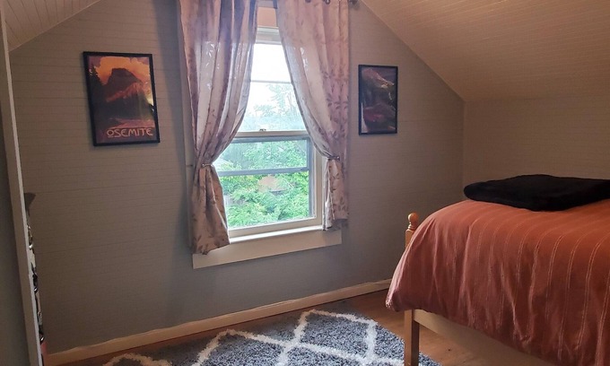 Mount Tabor House | Delightful 2 bedroom in the heart of Montavilla. Just minutes to everything!