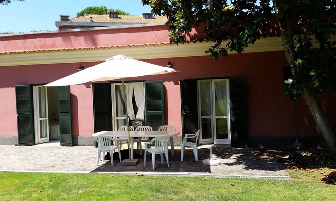 Anzio House | DELIGHTFUL COTTAGE IN THE GREEN