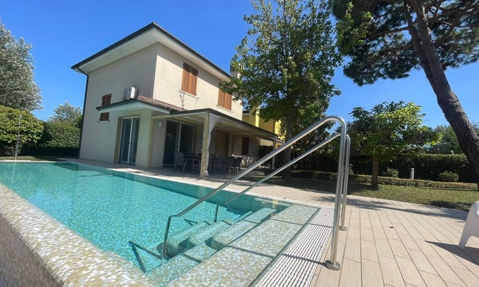 Rosolina Villa | Delightful villa with garden and pool in Albarella