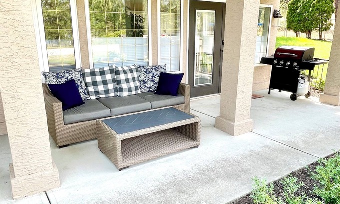 Central Okanagan House | Delightful Suite With A Lake View. King sized bed.