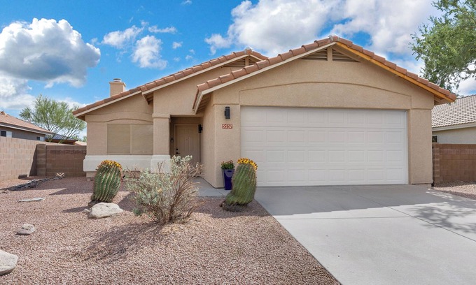 Dove Mountain House | Delightful Vacation Home - Trails, Golf & Dining!