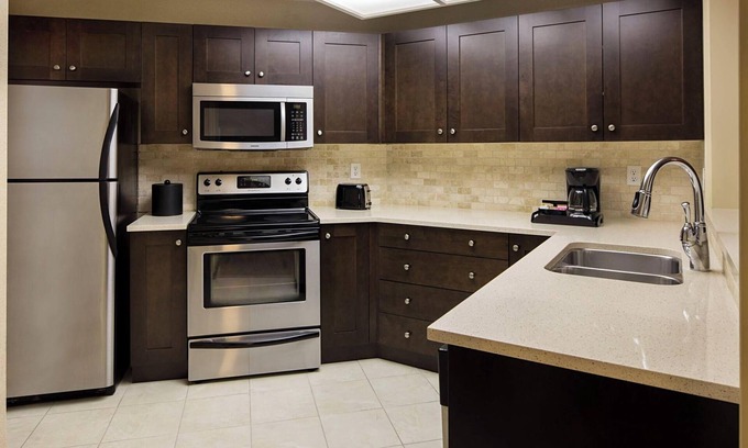 Kelowna Central Business District Apartment | Delta Grand 2 Bedroom Condo full kitchen sleeps 6 partial lake view - Renovated