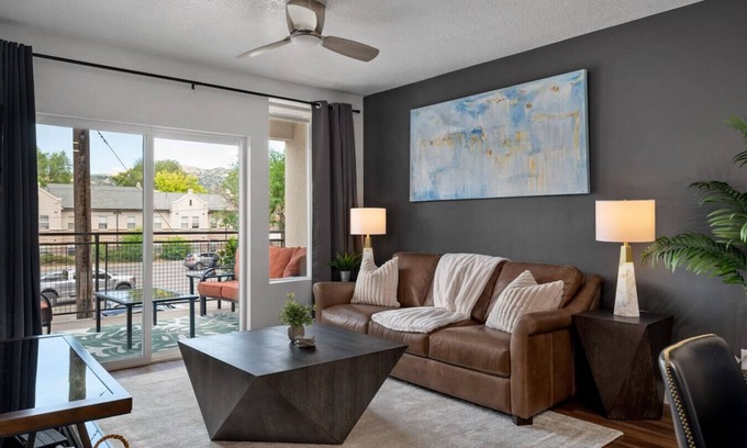Downtown Salt Lake City Apartment | Deluxe 1BR 1BA Pool, Gym, Htub, Pkg