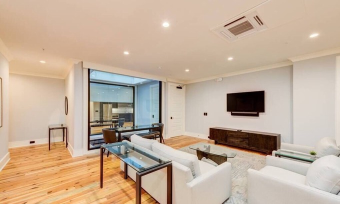 Charleston Historic District Apartment | Deluxe 2 BR Suite w/Piazza - Steps to King St.