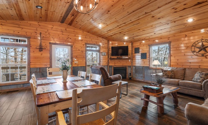 Marble Falls Cabin | Deluxe Cabin w/fireplace. Near Buffalo River, Hiking nearby, WIFI!