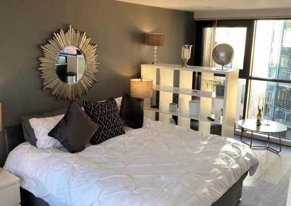 Sheffield City Centre Apartment | Deluxe City Centre Studio Apartment with Balcony & City Views - FREE WIFI NETFLIX, GYM ACCESS - WESTONE