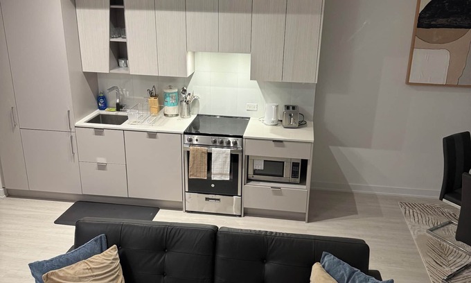 Downtown Mississauga House | Deluxe Condo Apartment in Square 1 Area. Your perfect getaway awaits.