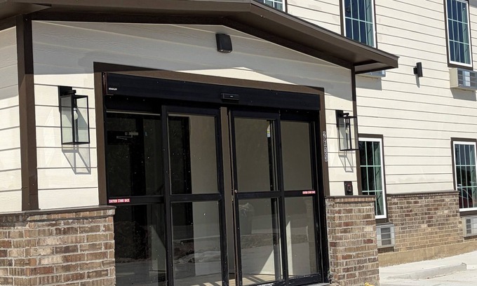 Sulphur Hotel | DeLuxe Hotel - where Efficiency meets Elegance.