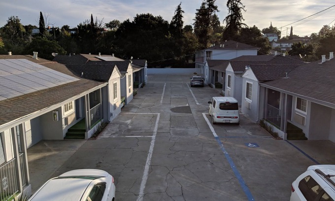 Cherryland Hotel | Deluxe Inn