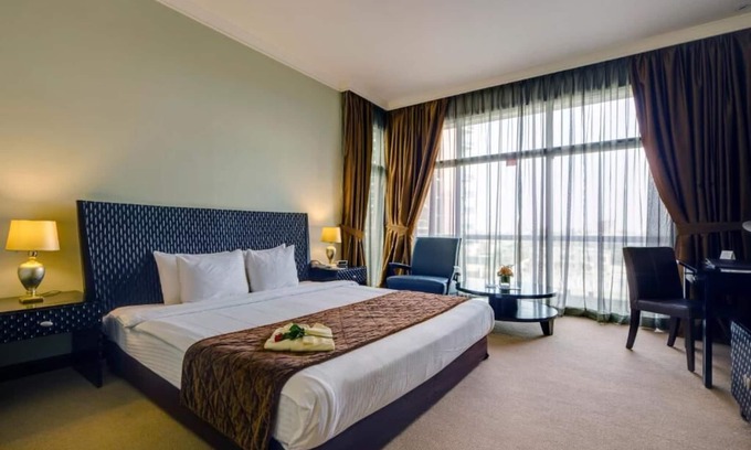 Abu Dhabi Apartment | Deluxe King Suite Near Corniche Beach By Luxury Bookings