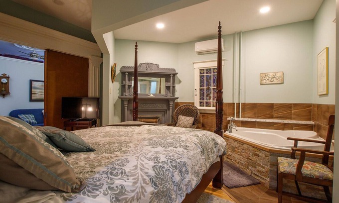 Queens Apartment | Deluxe suite, double whirlpool bath, 4 poster queen bed