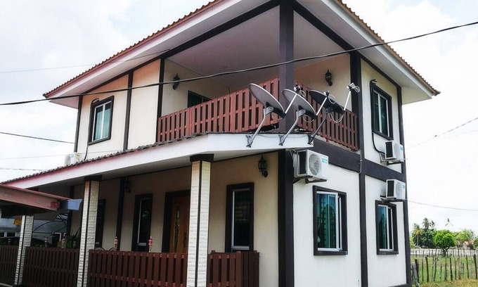 Kampung Kedawang Ski Chalet | Deluxe Triple Room W/Balcony & Private Bathroom