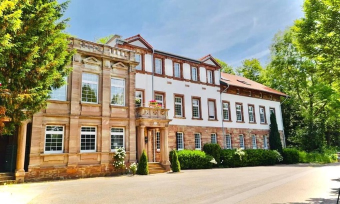 Kleinblittersdorf Apartment | Denkmalgeschütztes, Historisches Gebäude in Einer Erholsamen Umgebung