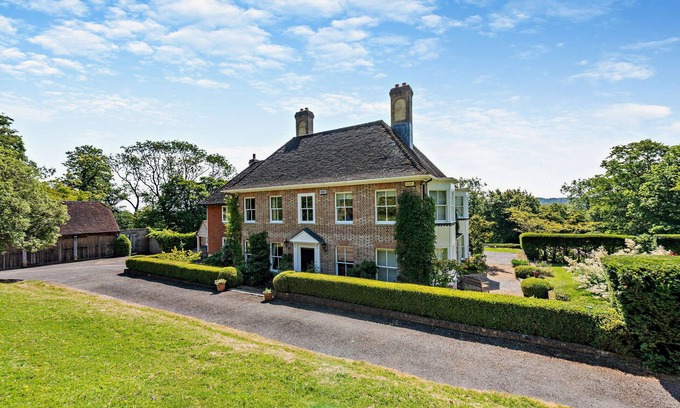 Robertsbridge House | Denswood House - Six Bedroom House, Sleeps 12