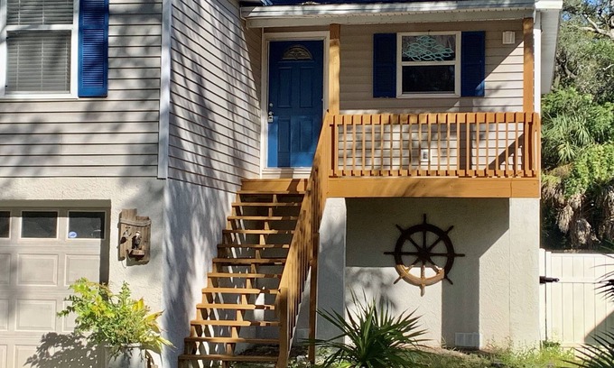 Tarpon Springs House | "DEO'S BEACH HOUSE" - RELAXING GETAWAY THAT STILL FEELS LIKE HOME.
