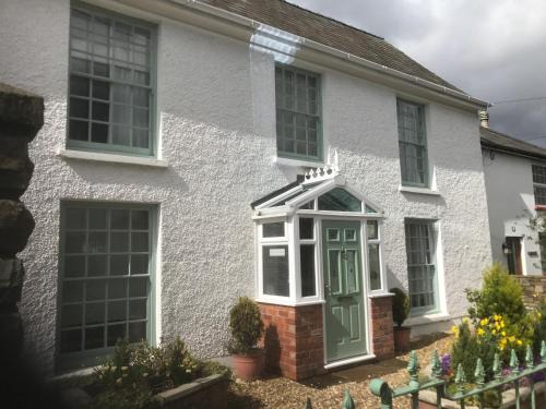 Llantilio Pertholey House | Deri-Down Guest House