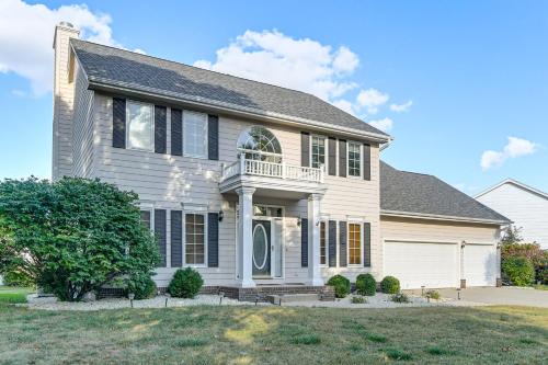 Johnston House | Des Moines Suburb Stay with Spacious Layout and Deck!
