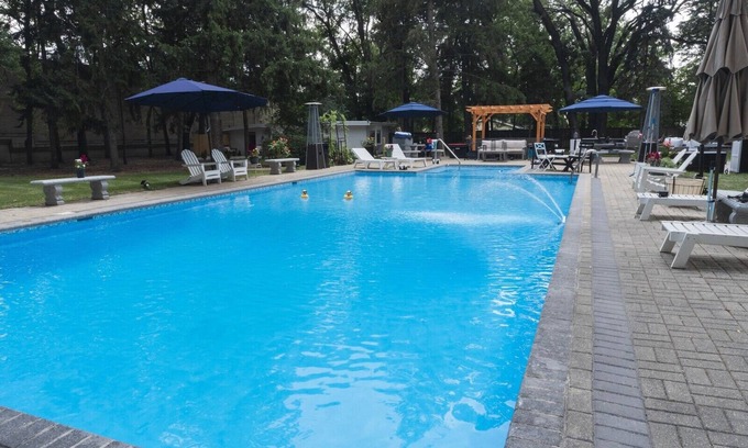 Des Plaines House | Des Plaines/Chicago Midcentury 2-Bedroom Guesthouse