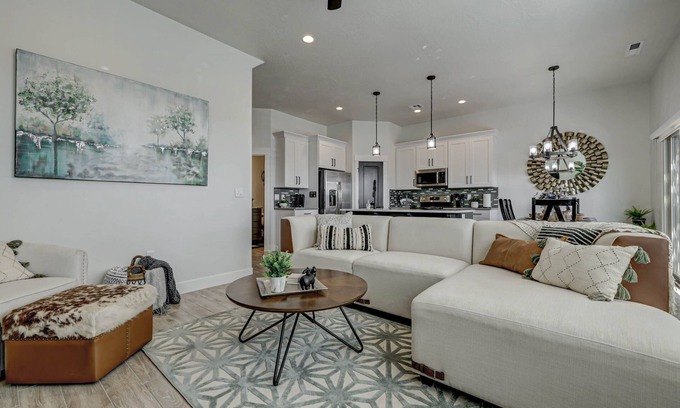 Washington House | *Desert Escape- With a Private Hottub & Firepit*