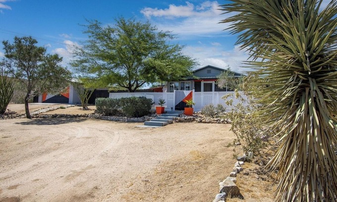 Joshua Tree House | Desert Oasis in the Heart of Joshua Tree! Game Room, Yards & Mountain Views!