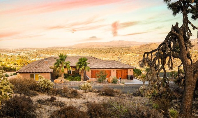 Yucca Valley Villa | Desert villa with great views, hot tub and mini-golf