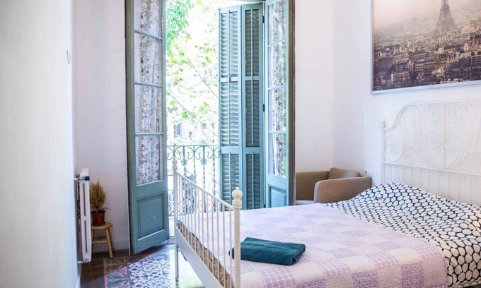 L'Antiga Esquerra de l'Eixample Apartment | Design Modernista 2-Bedroom with Balcony