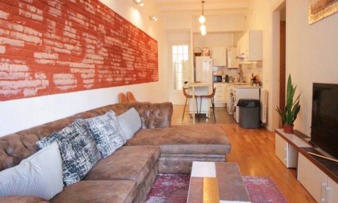 L'Antiga Esquerra de l'Eixample Apartment | Design Modernista 2-Bedroom with Terrace Garden