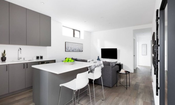 Arbutus Ridge Apartment | Designer 2 Bdr Garden Suite (Arbutus/Kits/UBC)