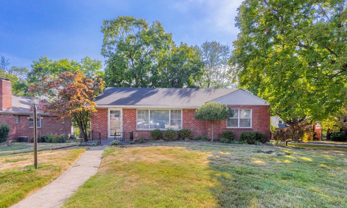 Clayton House | Designer 3BR Ranch Home near Clayton & Wash U