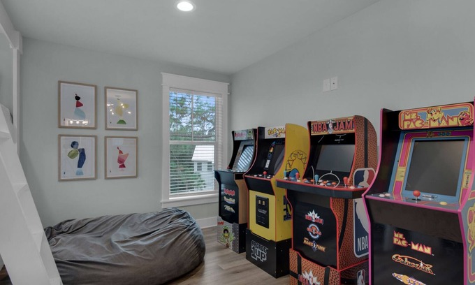 Treetop House | Designer Finishes, Arcade Room, Sleeps 14 + Free Attraction Tickets!