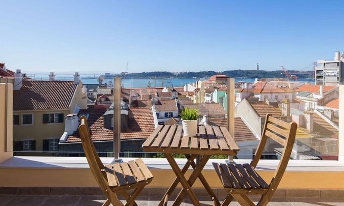 Lisbon Old Town Apartment | Designer Flats in Lapa - Varanda dos Golfinhos