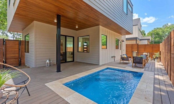 East Cesar Chavez House | Designer Living in Holly Street | 3BR with Yard