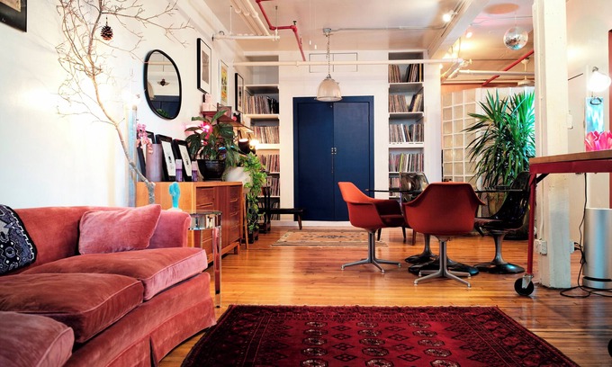 Williamsburg Apartment | Designer Loft in Williamsburg – Sunlit, Plants & Vinyl– Steps to Domino Park