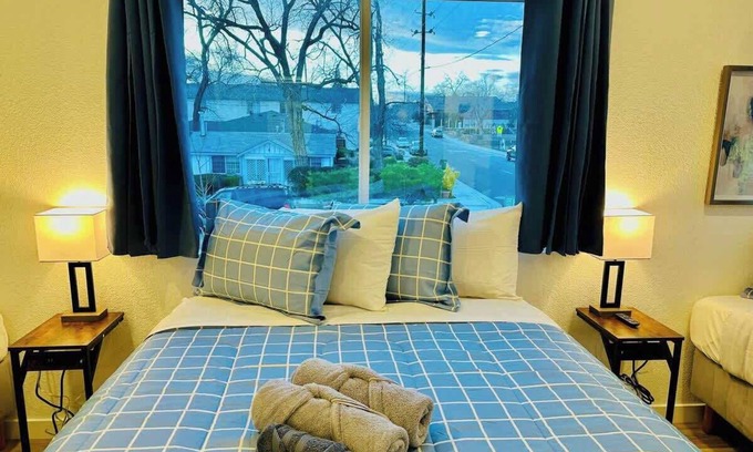 Old Southwest House | Desirable Neighborhood|Pets OK|Sleeps7|490