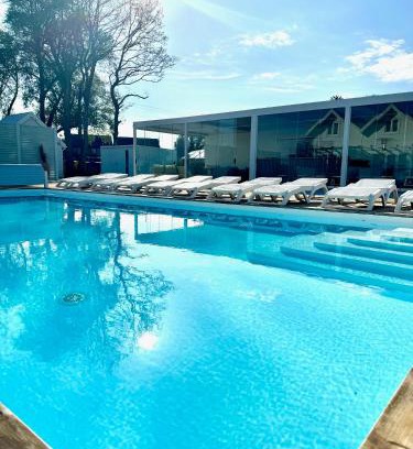 Mielno House | DESTINO wakacyjne domki-dwa podgrzewane baseny-drink bar
