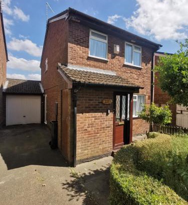 Leicester House | Detached 3 Bedroom House in Leicester with Private Parking