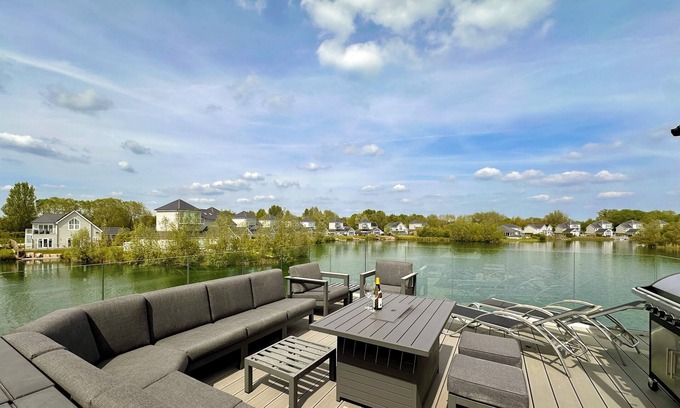 South Cerney Cabin | Detached 4 Bed, 3 Bath Lakeside Lodge. Sleeps 8. Hot Tub. The Cotswolds Lakes.