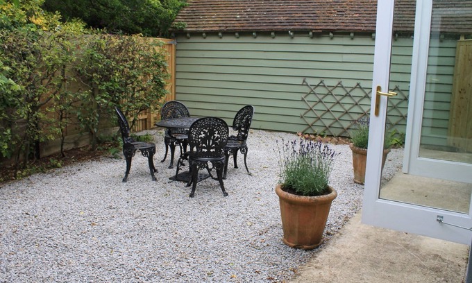 New Forest District Cabin | Detached Cabin With Loft. Sleeps 4. Quirky Modern Style. Woodland Walk To Beach