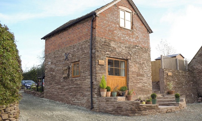Clee Saint Margaret Cottage | Detached former granary, the perfect base to explore Shropshire.