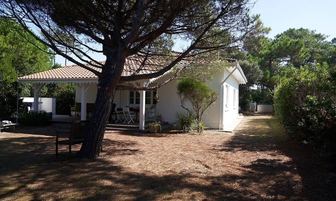 Vendays-Montalivet House | Detached house on 800m2 enclosed plot with 2 east/west terraces.