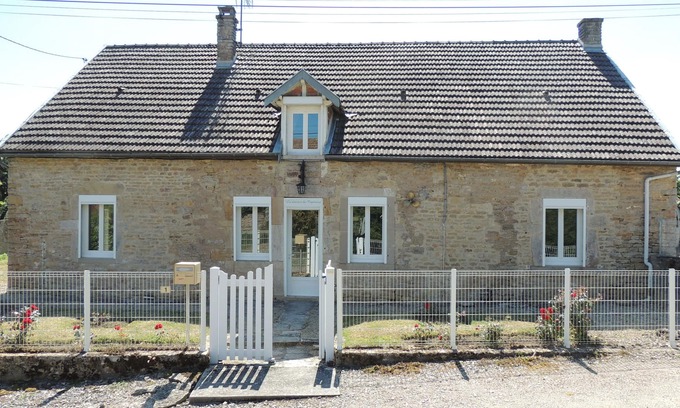 Commarin House | Detached house 170m2, enclosed garden 1000m2, 10 people, near Lac de Panthier