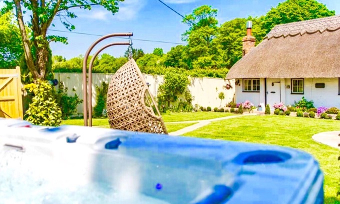 Willesborough Cottage | Detached Thatched Cottage in Kent sleeps 2-6 persons with a Luxury HotTub.