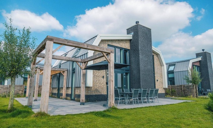 Linden House | Detached villa with six bedrooms, one bathroom and a dishwasher